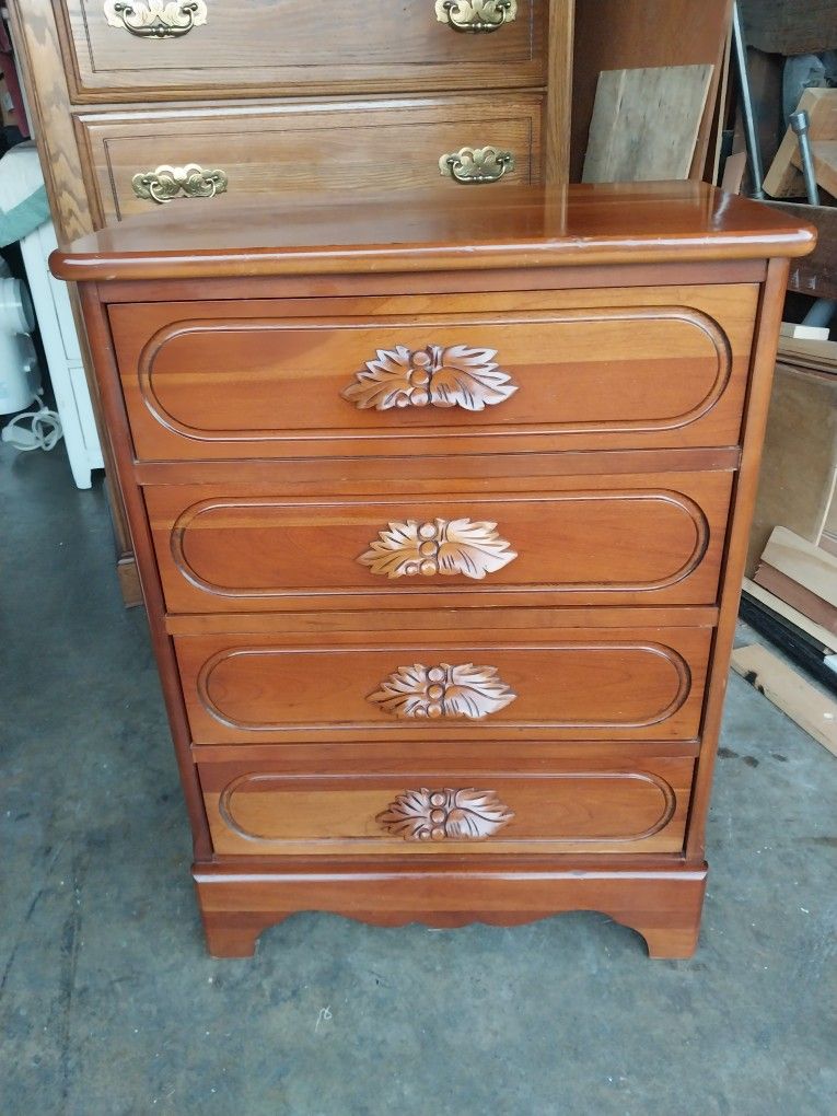 VINTAGE NICE END TABLE