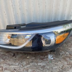 2015-2018 Kia Sedona Headlight Left/Driver Halogen projector W/LED Accents OEM