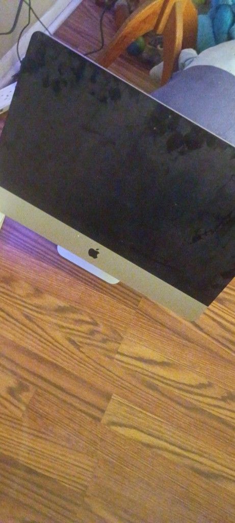 1tb 2012. Mac Book. Inside Screen Damage...Needs Tlc