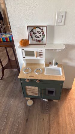 Play kitchen set