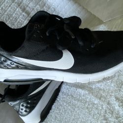 NIKE SHOES / 5.5Y