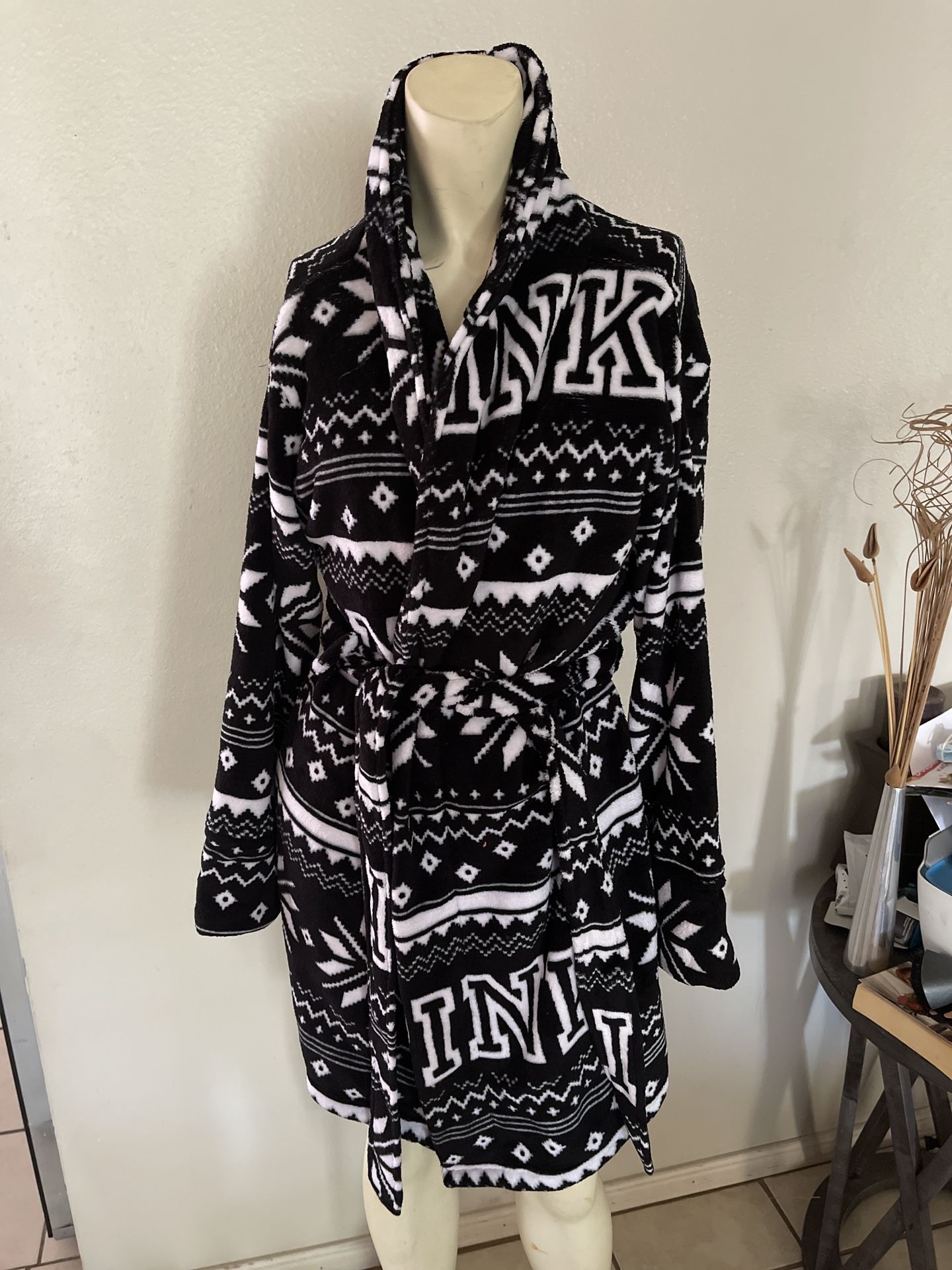 New with tags Victoria secret pink robe size XS
