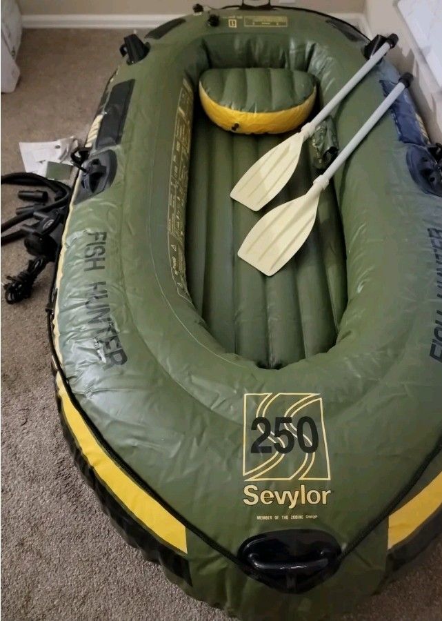 Sevylor Fish Hunter 280, 4 Person Boat/Raft, W/ Ele. Motor and Oars for