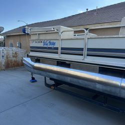 1992 Sun tracker Party barge