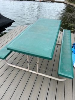 Picnic table