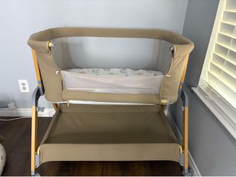 Baby side bassinet with wheels