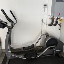E1 ELLIPTICAL CROSS-TRAINER