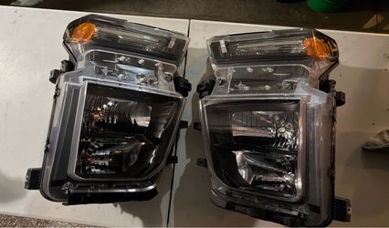 OEM GM HEADLIGHTS Fits 2020 through 2025 Chevrolet Silverado 2500HD / 3500HD base and standard trims