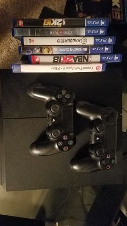 Ps4 ,2 controllers,6 games