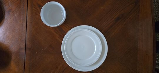 Everyday White dinnerware set