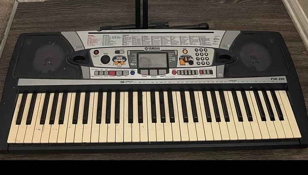 Yamaha Keyboard With Stand