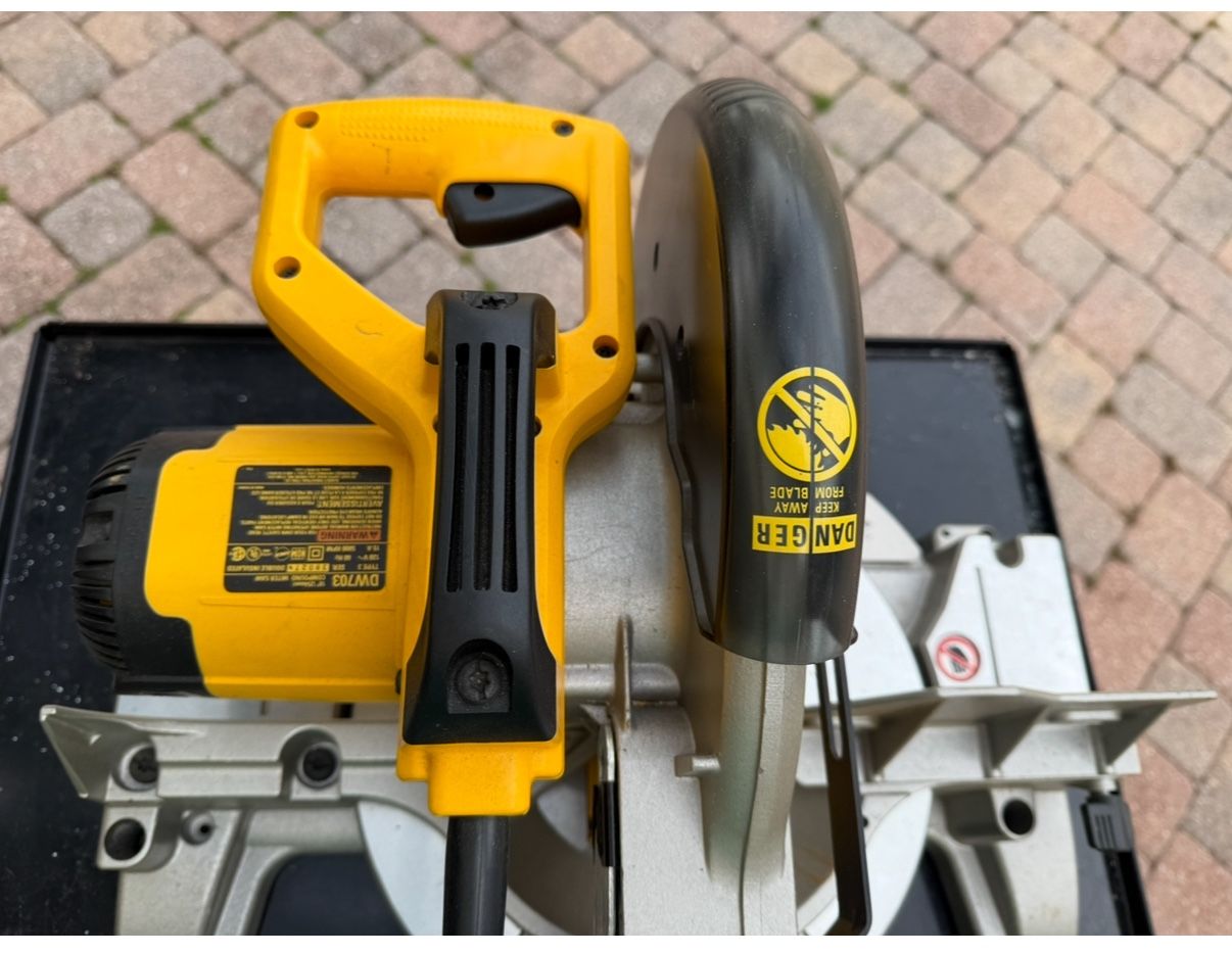 Like New 10” Dewalt Compound Mitre Chop Mitre Saw