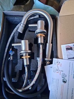 Brushed nickel widespread bathroom faucet
