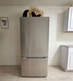 Vissani 30” stainlessteel refrigerator