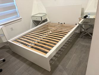 Modern White Bed Full Size/W Mattress