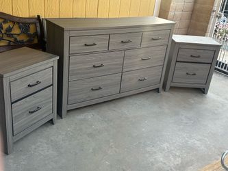 Dresser set in good condition