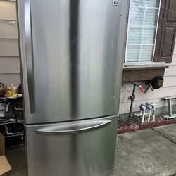 Hermoso refrigerador LG en muy buen estado ya no lo ocupamos, compramos uno nuevo es la razón que lo estamos vendiendo alguna pregunta, por favor cont