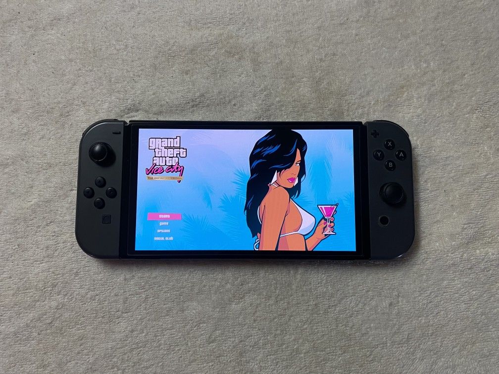 SWITCH OLED with 125 SWITCH GAMES AND 7000 CLASSIC GAMES