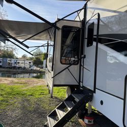 2021 Alliance Paradigm Fifth Wheel Like New