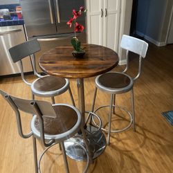 Vintage Bar/Pub Table With Vintage Metal Chairs