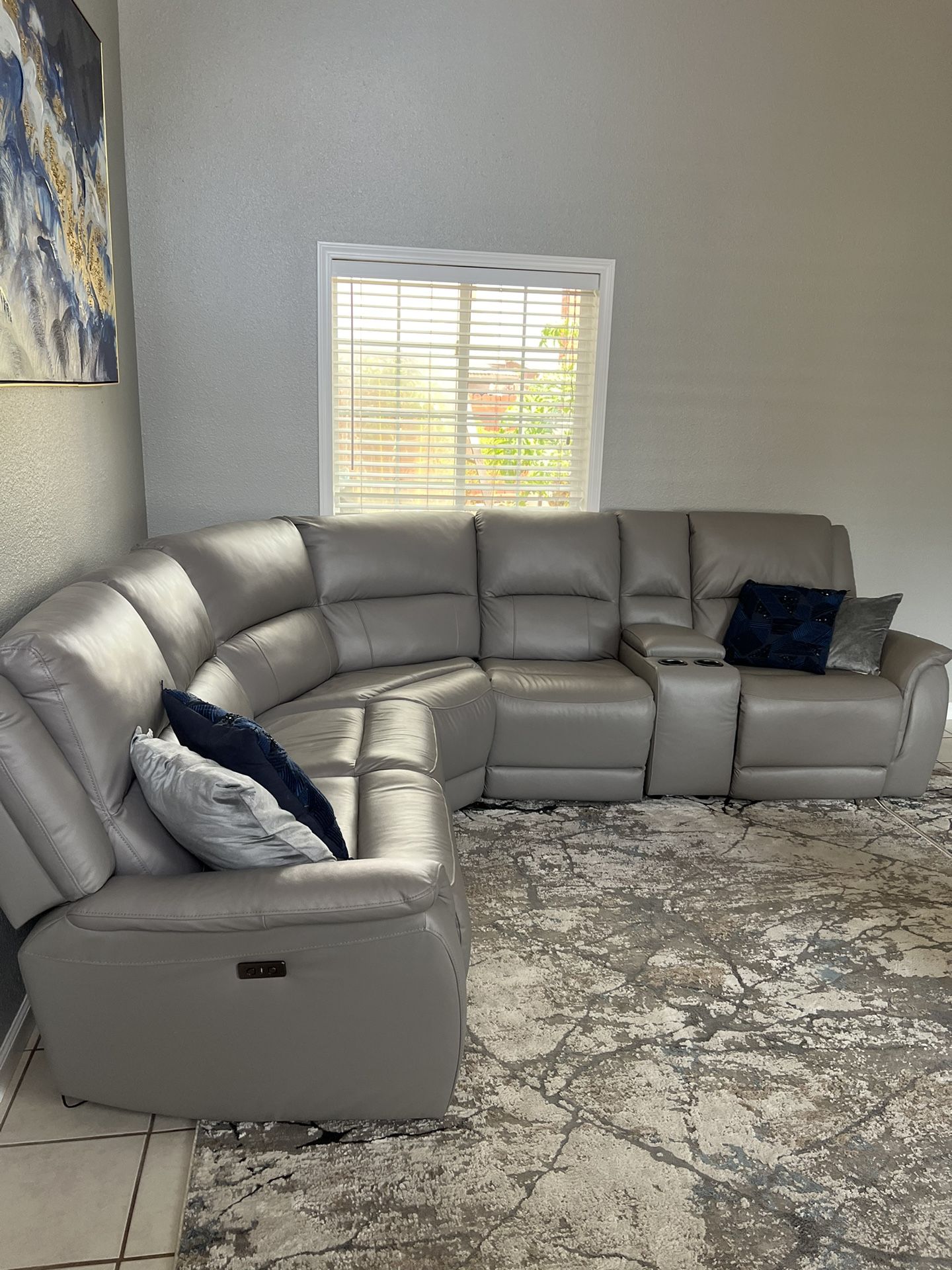 Couches (sectional) Grey Color..Like New