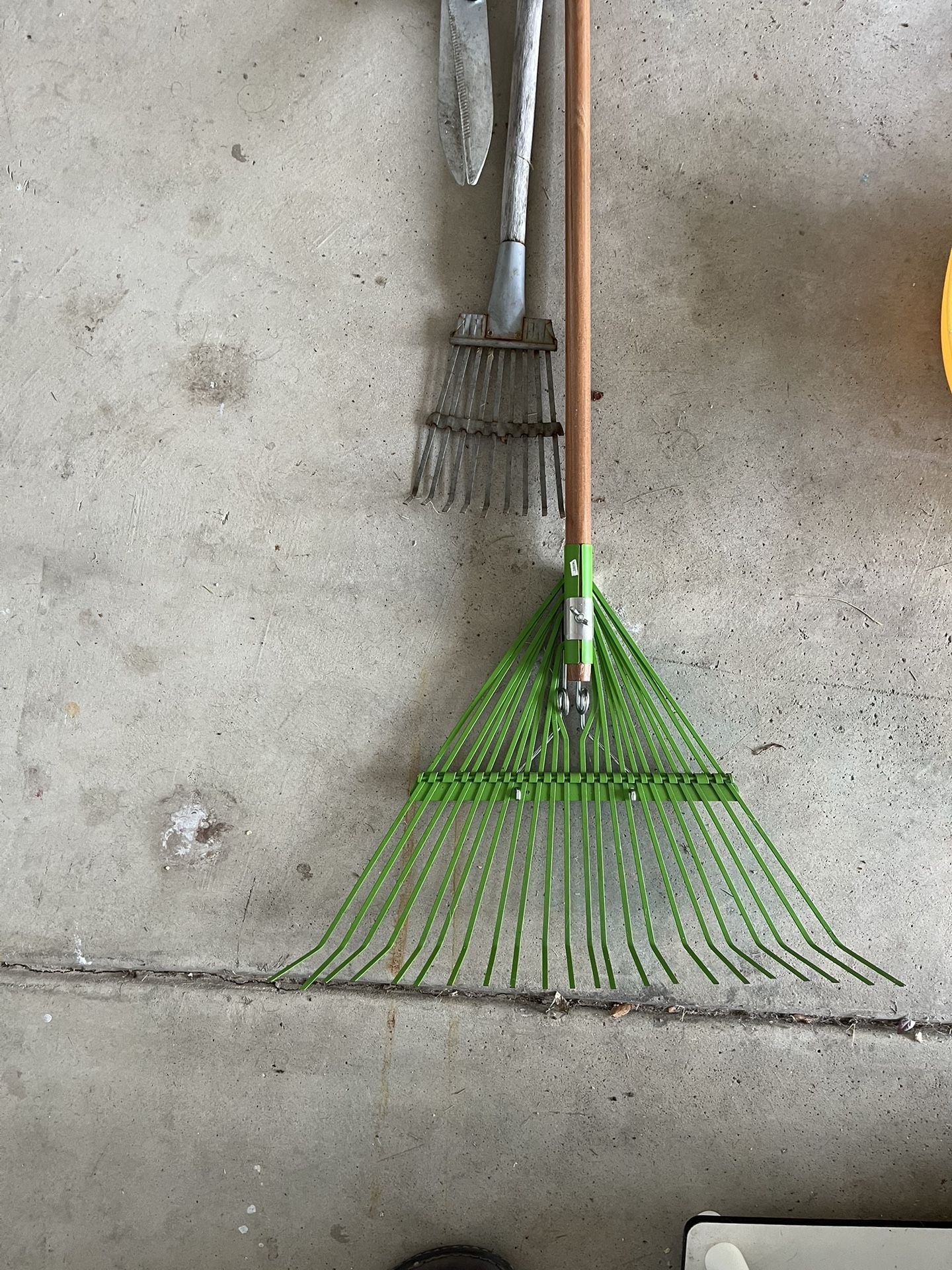 Heavy-Duty Leaf Rake – Sturdy Metal Tines & Wood Handle