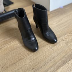 Bandolino Bordeaux bootie, size 7.5 (black).