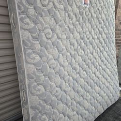 KING MATTRESS AND BOX SPRINGS (SEALY)