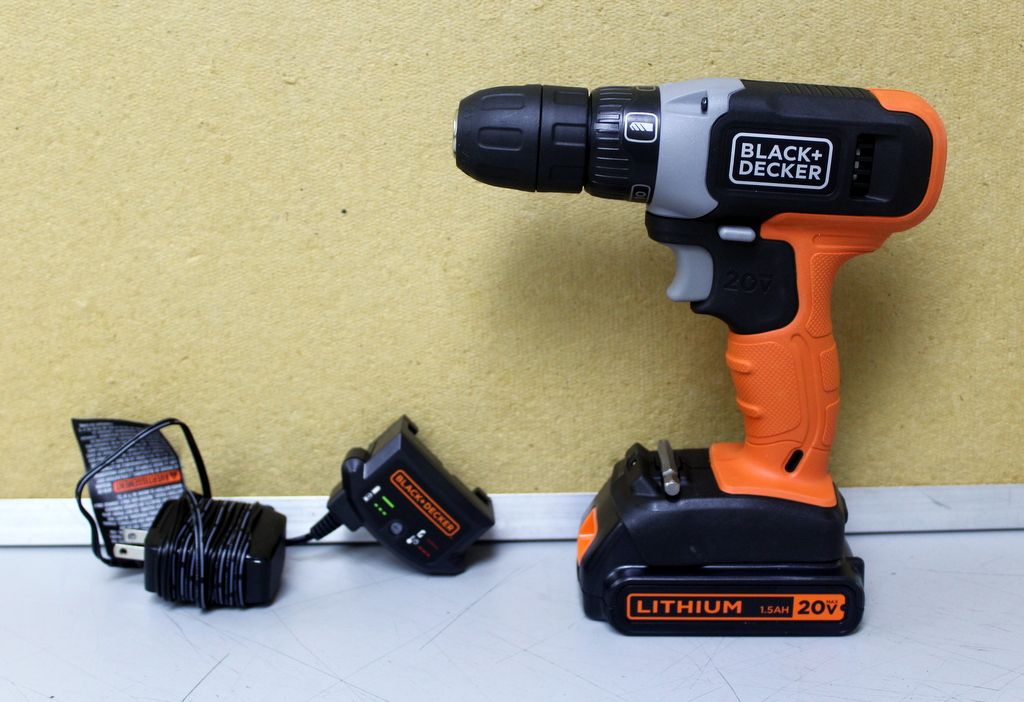 Black & Decker BCD702 20V 10mm Drill/Driver With 1.5AH Battery and Charger