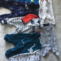 6 Pijamas , 2 Sweaters , 3 Months .
