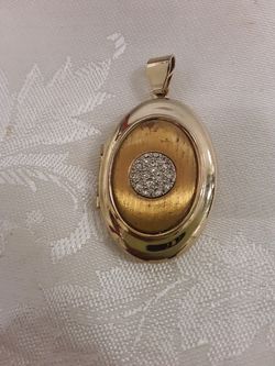 Vintage locket/ pendant