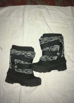 Snow boots kid a 10
