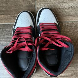 Jordan 1 Mid Gym Red Black Toe