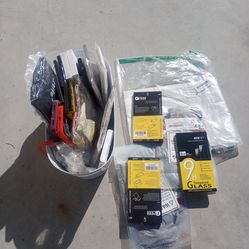 Una caja llena de diferentes cosas $25 por todo o $1 cada pieza