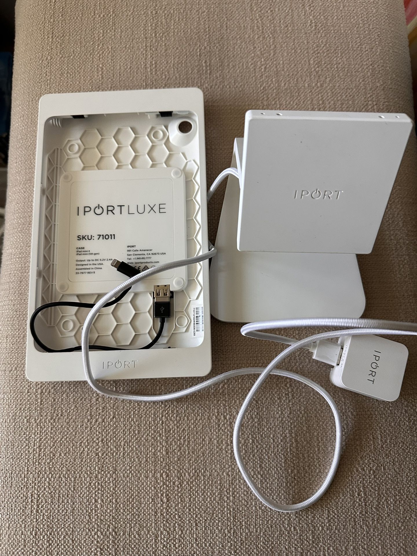 iPort Luxe (LuxePort) BaseStation iPad Stand With iPad case Included. 2 AVAILABLE