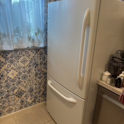 Ge Top & Bottom Refrigerator 