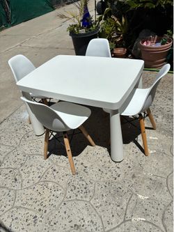 BEAUTIFUL WHITE TABLE WITH 4 CHAIRS LIKE NEW