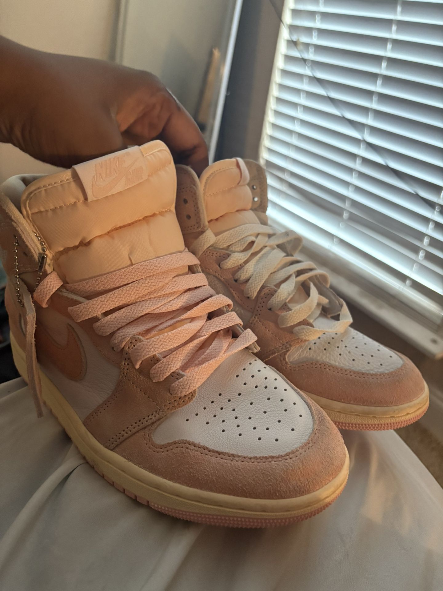 Woman’s Pink Jordan 1 high Size 7 Wmns