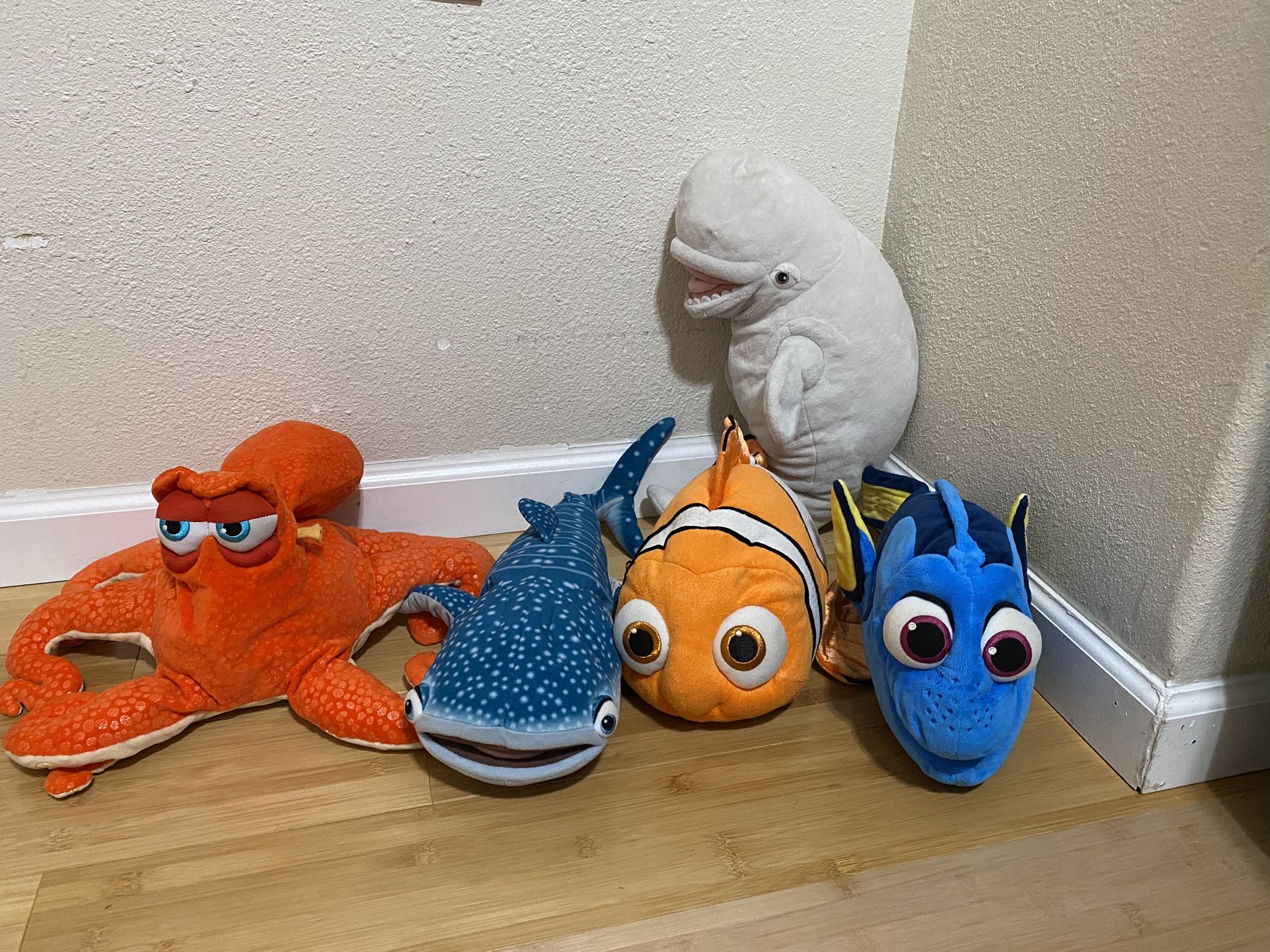 Finding Dory lot Of 5 Disney Plushies