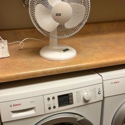 Perfect Aire 18 in. H X 12 in. D 3 speed Oscillating Table Fan