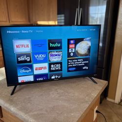  smart TV  32” roku UHD 4k  Hisense 