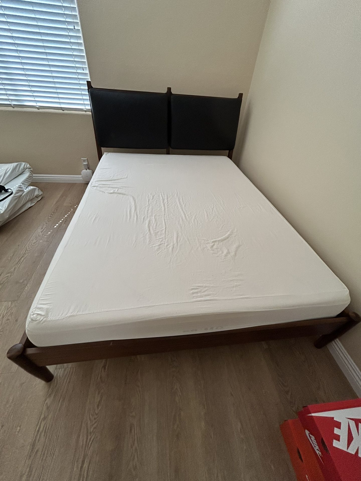 Bed frame & Mattress