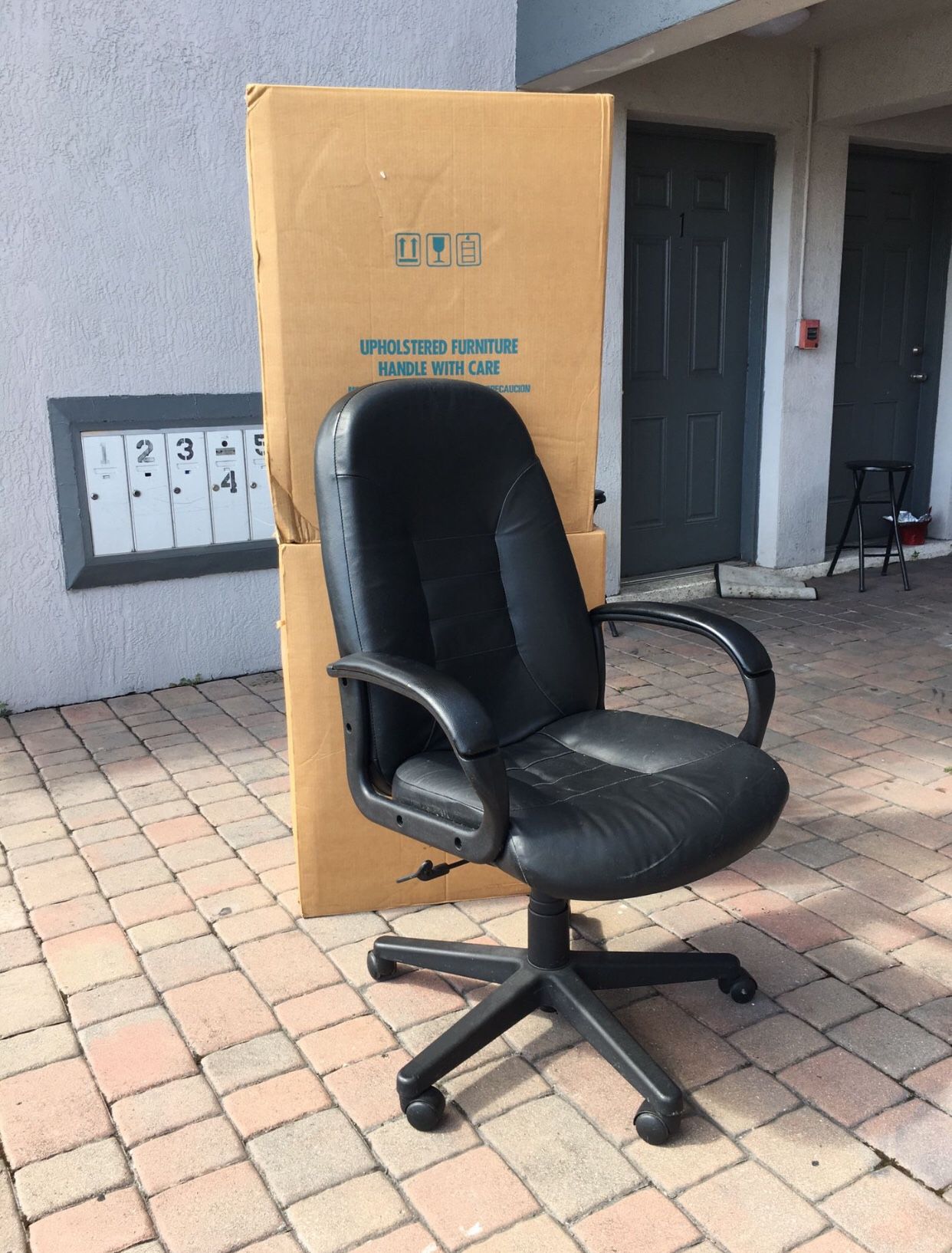 Black High Back Leather Office Desk Chair for Sale in Hialeah, FL OfferUp