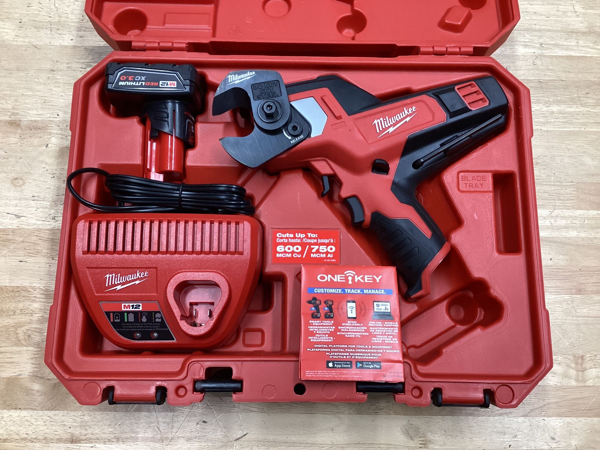 Milwaukee M12 12V Lithium-Ion Cordless 600 MCM Cable Cutter Kit with One 3.0Ah Battery, Charger and Hard Case