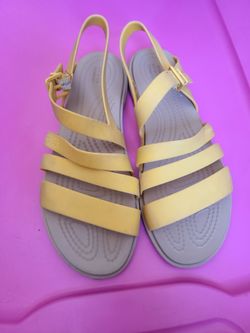 Crocs size W6
