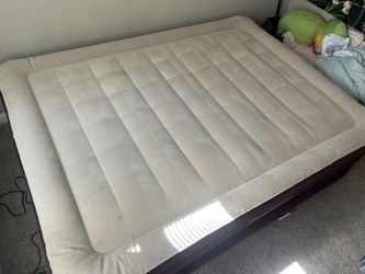 Queen size air mattress with built in pump
