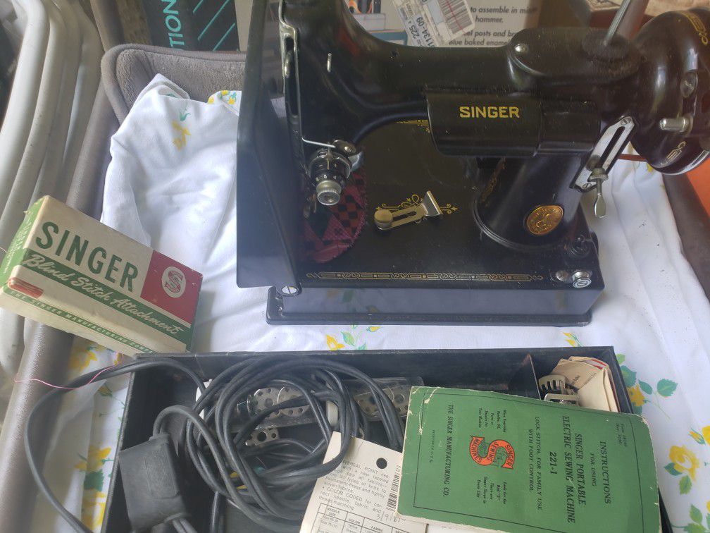 Vintage singer sewing machine 221-1