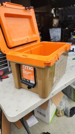 beige and orange RTIC 32 QT Ultra-Light Hard-Sided Cooler. (Slightly damaged) (Se hable español)