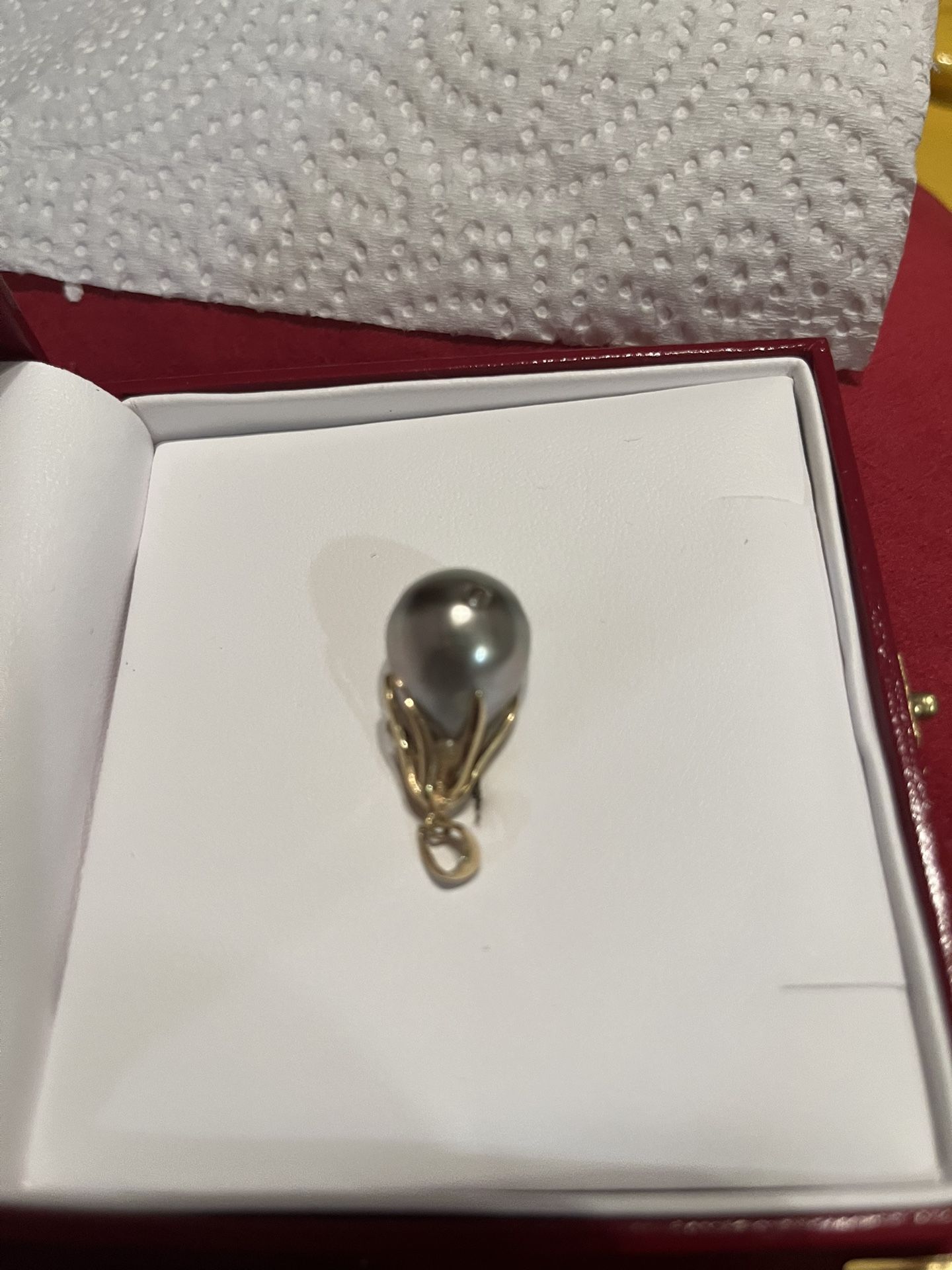 Big pendent i in color Grey 12k the pearl 14 k yellow gold