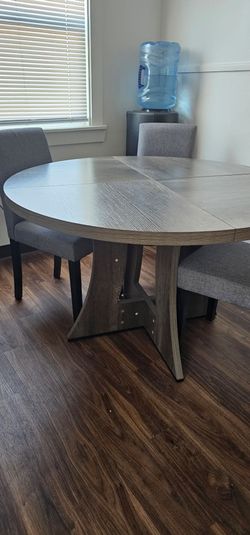 Round dinning table